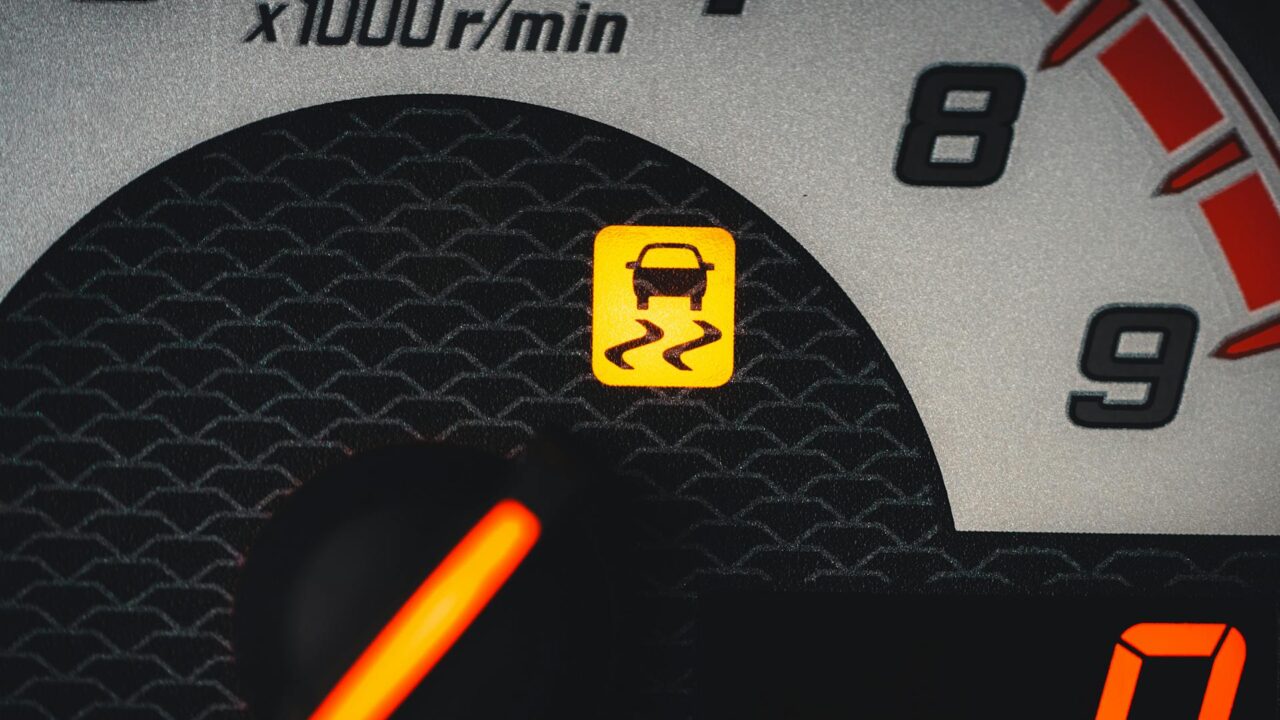 Paslėpti ženklai automobilio prietaisų skydelyje kurių nevalia ignoruoti nė vieną dieną