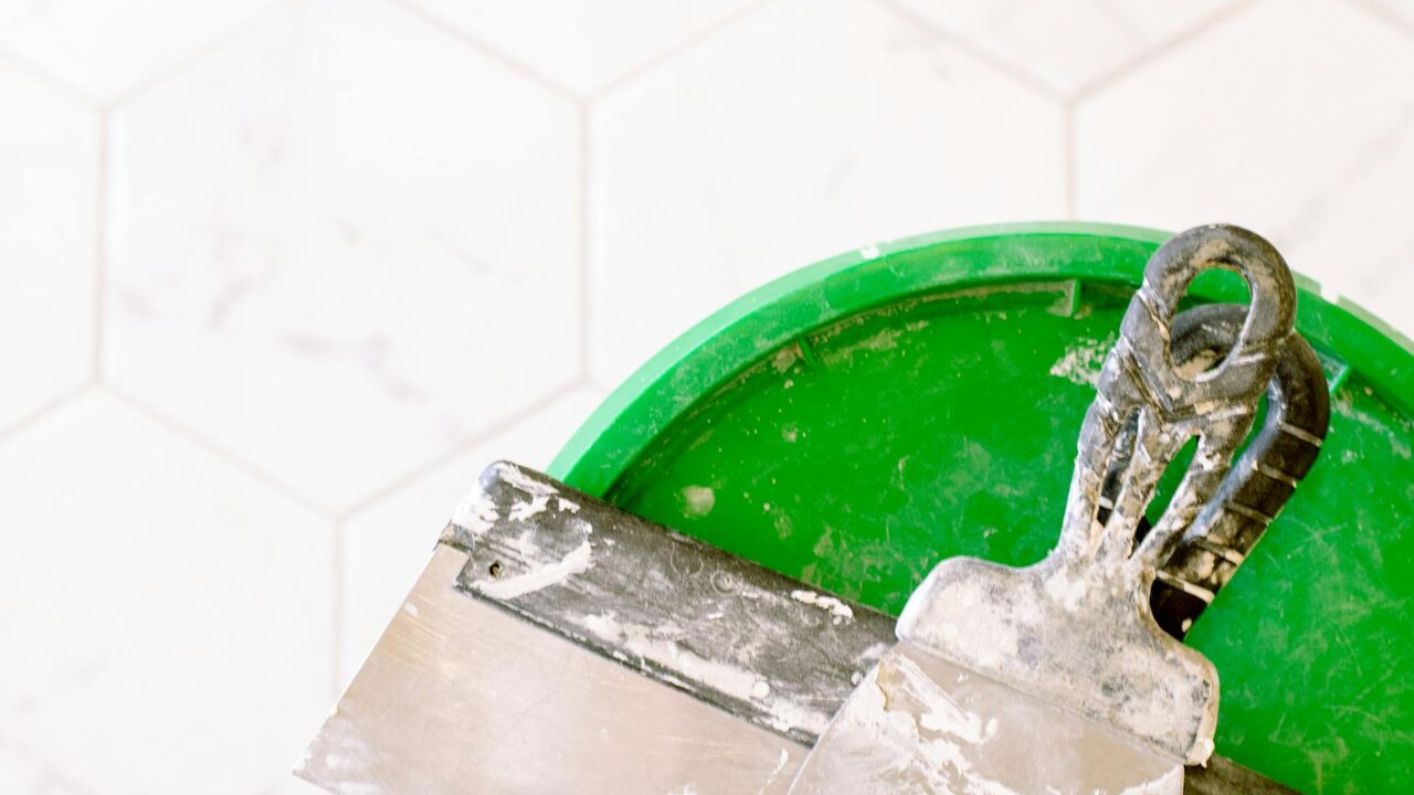 Lauko plytelės įtrūko po žiemos – ką daryti ir kaip išvengti klaidų ateityje?