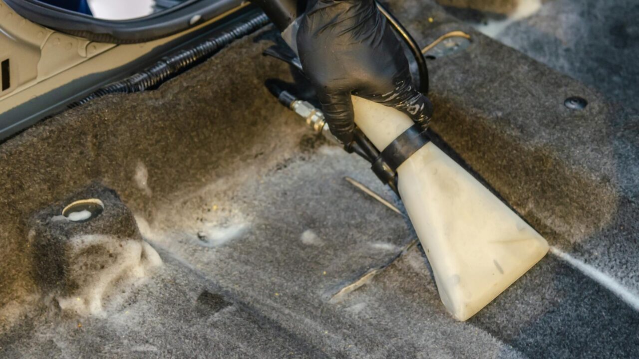 Kodėl cheminis salono valymas Vilniuje tampa būtinybe po ilgos žiemos su druskomis ir purvu